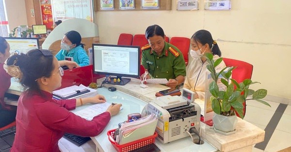 Ngay 8h sáng, người phụ nữ 47 tuổi đã đến HDBank chuyển khoản để mua thùng hàng: Công an được báo tin, yêu cầu dừng giao dịch gấp