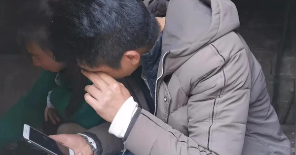 Thấy con trai cấp 2 tự nhiên gửi hơn 7 triệu đồng vào tài khoản mình, ông bố tức tốc tra hỏi rồi lặng người khi biết lý do