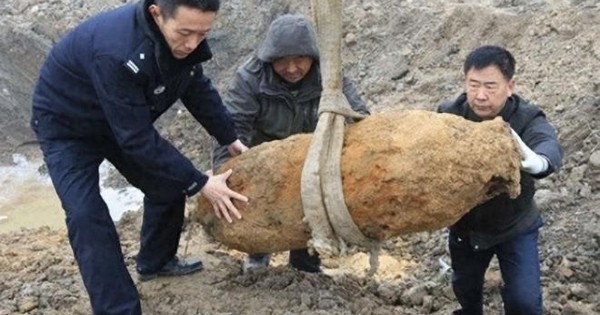 Phát hiện vật lạ khổng lồ dài 1m, đội thi công phải dừng khẩn cấp, cảnh sát phong tỏa hiện trường: Kho báu hơn 1.000 tỷ đồng lộ diện