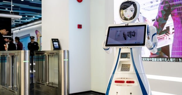 Kỳ lạ phòng giao dịch vắng vẻ nhưng dày đặc camera an ninh, nhân viên ngân hàng chưa một lần đi làm muộn, vui vẻ làm việc liên tục