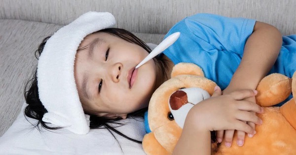 Cúm A đang bùng phát: Cha mẹ không thể bỏ qua 5 triệu chứng thường gặp này ở trẻ