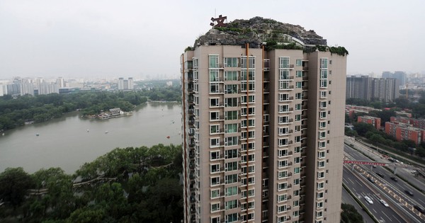 Rót hơn 90 tỷ đồng "độ" penthouse thành “biệt thự cổ quái” trên nóc chung cư 26 tầng, người đàn ông bị cơ quan chức năng cưỡng chế: “Phải dỡ bỏ trong 15 ngày”