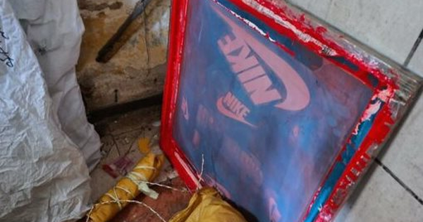 Đột kích một trung tâm mua sắm sầm uất, cảnh sát thu giữ loạt sản phẩm nhái thương hiệu Nike, Puma, quần áo, máy khâu,... số lượng lớn, tổng giá trị hơn 14 tỷ đồng