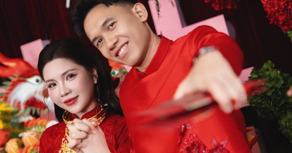 Cưới tiền vệ đội tuyển Việt Nam, cô dâu vàng đeo trĩu cổ đúng chuẩn "cô chủ tiệm vàng"