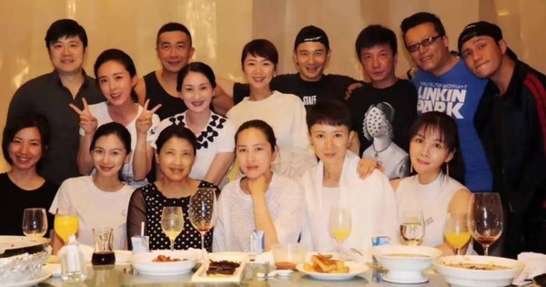 Doanh nhân từ Mỹ bỏ hết công việc về nước họp lớp, mời 18 bạn ai ngờ 36 người xuất hiện, hôm sau cả lớp kéo nhau ra tòa