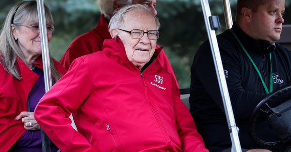 “Thần chứng khoán” Warren Buffett chỉ ra 3 thứ “càng giảm càng giàu”, nhiều người dành cả đời chưa chắc đã ngộ ra