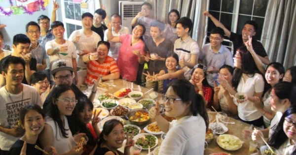 Họp lớp báo 50 người đến, lúc đi ăn lại thành 70 người, hết 185 triệu đồng nhưng tiền thu về thiếu 37 triệu đồng: Ăn xong cả lớp rời nhóm!