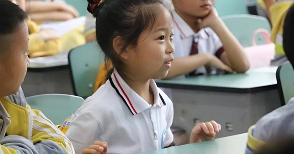 Giáo viên cảnh báo: Ở cấp 1, đừng thấy con được 9, 10 mà vội kết luận học giỏi, những đứa trẻ giỏi thực sự có 3 đặc điểm này!