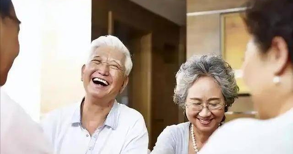 Đi ngủ lúc 10 giờ tối có sai không? Bác sĩ khuyên: Sau 60 tuổi, hãy làm 5 điều này khi ngủ để ngủ ngon, sống thọ