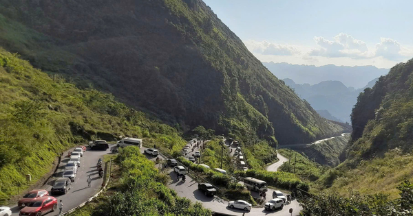 Đường kẹt cứng, khách sạn "cháy" phòng mùa hoa tam giác mạch