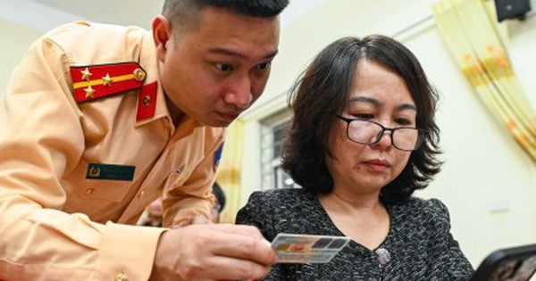 Công an Hà Nội tới từng khu phố hỗ trợ người dân làm sạch dữ liệu đăng ký xe