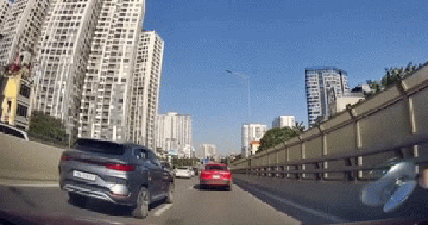 Ô tô bất ngờ tăng tốc, "gác" lên xe chạy cùng chiều trên đường Hà Nội: 3 giây thất kinh