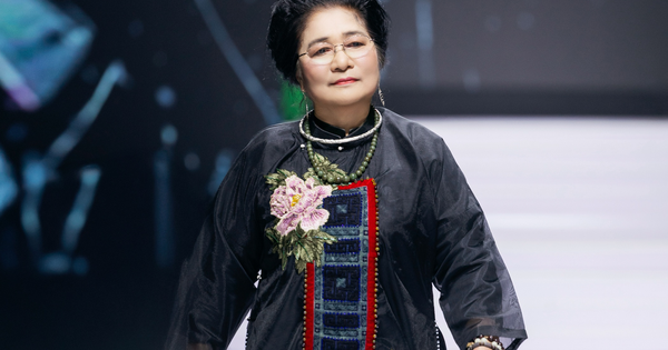 Nữ NSƯT 80 tuổi xuất hiện đầy khí chất, chiếm trọn spotlight trên sàn diễn thời trang