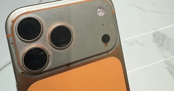 Xôn xao vụ iPhone 17 Pro Max màu cam vũ trụ bị tróc sơn do "lau bằng khăn ướt"