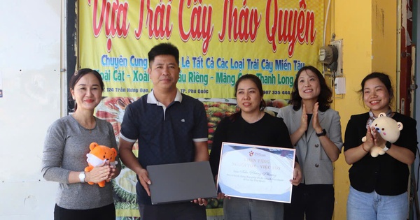 Đại diện Tổng cục Du lịch Hàn Quốc tri ân người đàn ông bán trái cây ở Phú Quốc