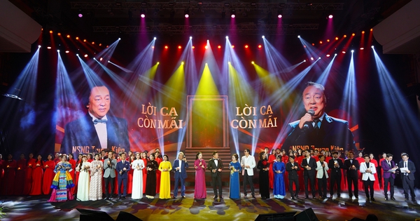 Khán giả vỡ òa khi chứng kiến sự “xuất hiện” của cố GS.NSND Trung Kiên cùng các thế hệ học trò trên sân khấu