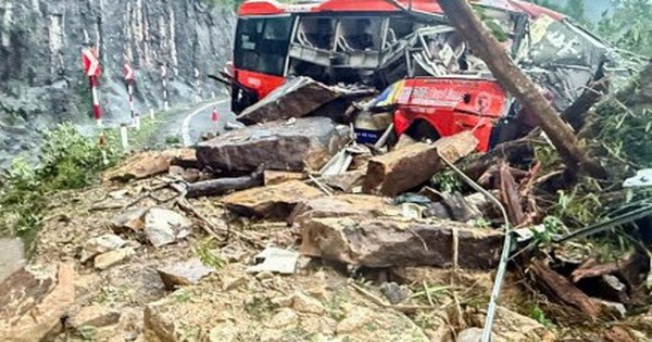 Hiện trường sạt lở núi đè bẹp ô tô khách ở đèo Khánh Lê, ít nhất 6 người chết