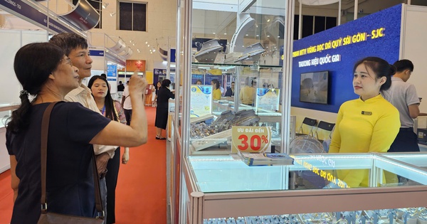 Cuối ngày 17-11, giá vàng giảm, Công ty SJC có ...