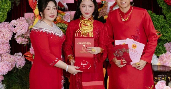 Đám cưới dát vàng của tiền vệ tuyển Việt Nam: Quà cưới nhiều đến hoa mắt nhưng nổi bật nhất là món quà cực kì tinh tế của mẹ vợ