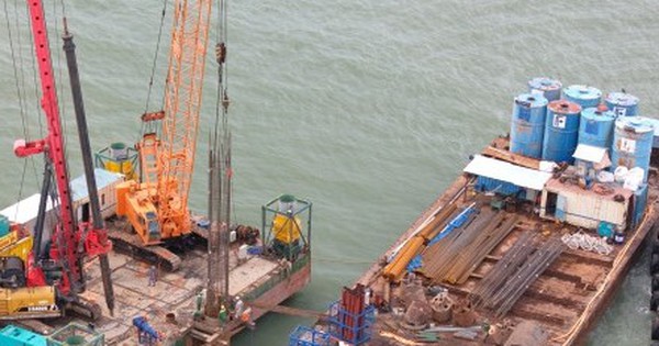 Tấp nập thi công cầu đường vượt biển dài nhất Việt Nam