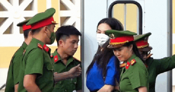 Cận cảnh Thuỳ Tiên bị còng tay áp giải đến toà, mặc áo màu xanh đặc biệt gây chú ý