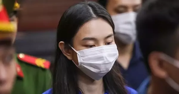 Giây phút Hoa hậu Thùy Tiên tại tòa án với tư cách bị cáo