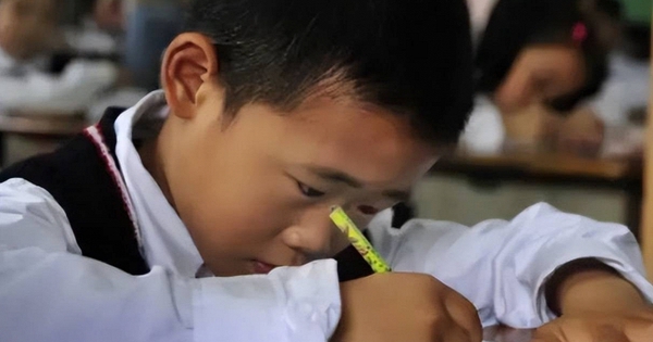 Học sinh làm "1+2+2=5" bị cô giáo gạch đỏ, phụ huynh bức xúc đi kiện thì nhận về câu nói gây sốc: "Sao vô lý vậy được?"