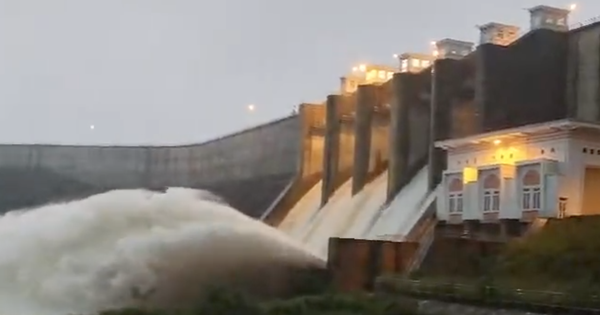 Clip: Nhiều hồ chứa ở Khánh Hòa xả lũ thêm 5 ngày, cảnh báo có nơi ngập 2m