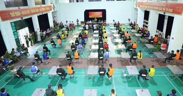 Hình ảnh bắt 66 đối tượng trong tổ chức lừa đảo tại Campuchia do “bà trùm” người Việt cầm đầu