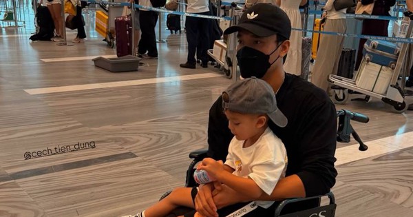 Chạnh lòng hình ảnh thủ môn quốc dân Bùi Tiến Dũng ngồi xe lăn lặng lẽ ở sân bay