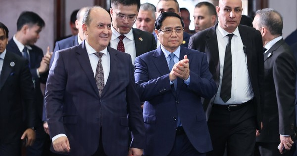 Từ trồng chè tới sản xuất chip: Thủ tướng kêu gọi doanh nghiệp Việt đầu tư vào nền kinh tế 260 tỷ USD