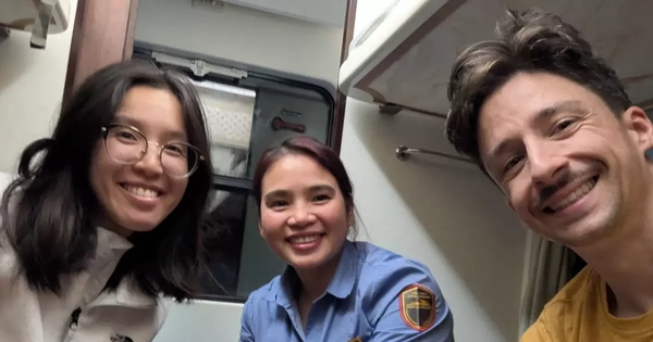 Tình huống khó quên của 2 khách Tây đi tàu bị mắc kẹt trong mưa lũ