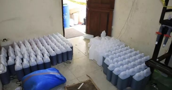 Đột kích một cơ sở, công an triệt phá đường dây sản xuất nước giặt giả, tịch thu hàng trăm can nhựa chứa hóa chất cùng máy trộn công nghiệp