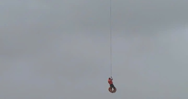 CLIP: Dùng máy bay không người lái cứu 1 người bị lật thuyền