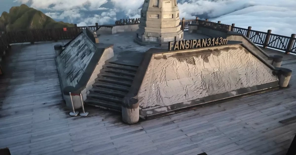 Hình ảnh gây chú ý ở đỉnh Fansipan lúc sáng sớm