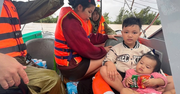 CLIP: Cận cảnh dỡ từng mái tôn, viên ngói cứu người dân trong lũ dữ