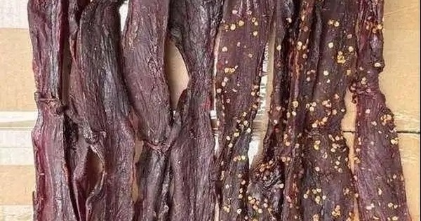 Đột kích nhà máy bí ẩn trên núi, cảnh sát triệt phá đường dây làm thịt bò khô từ vịt: Giá rẻ gấp 6 lần vốn, thu tới 36 tỷ/tháng