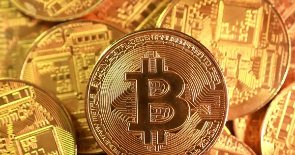 Bitcoin lao dốc kỷ lục, thị trường tiền số đứng trước "ranh giới nguy hiểm"