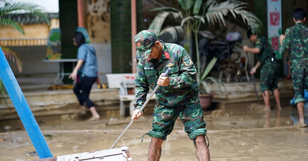Nhà cửa ngập bùn, trường học tan hoang sau mưa lũ kinh hoàng: Gần 200 chiến sĩ giúp người dân Nha Trang ổn định cuộc sống