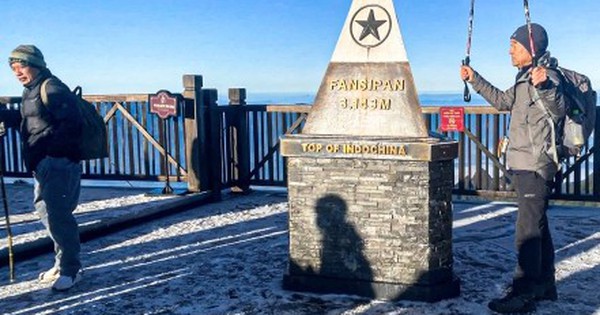 Đỉnh Fansipan xuất hiện băng giá