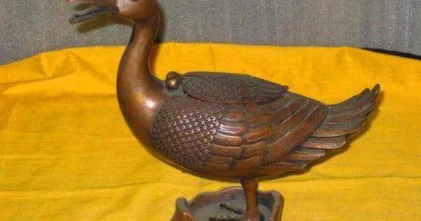 Dùng 1,3 tỷ tiền tiết kiệm của gia đình mua 1 con vịt đồ chơi, cô gái ngã khuỵ khi chuyên gia thẩm định nói: "Xin bạn hãy đứng vững"