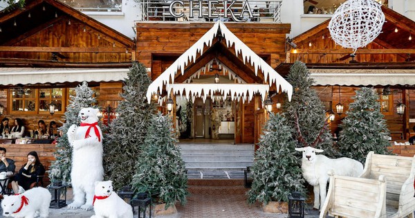 Quán cà phê Hà Nội hóa trời Âu, phun tuyết nhân tạo, hút khách mùa Giáng sinh