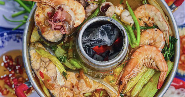 Lẩu "than thở" nổi tiếng miền Tây: Rực rỡ sắc màu, nấu trong chiếc nồi như miệng núi lửa