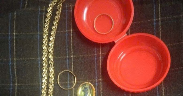 Phát hiện nhiều trang sức bằng vàng trong áo quần cũ gửi tặng đồng bào vùng lũ