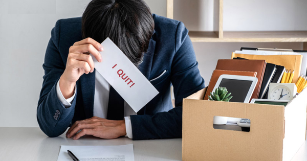 Đi công tác, nam nhân viên rút thăm trúng thưởng 11 triệu đồng, đồng nghiệp ép phải chia phần: "Nếu rút trúng phiếu phạt 200 triệu, anh có nộp thay tôi không?"