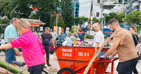 Du lịch Việt Nam đúng đợt mưa bão, khách Tây có thêm trải nghiệm mới: Ai nhìn cũng mừng vui