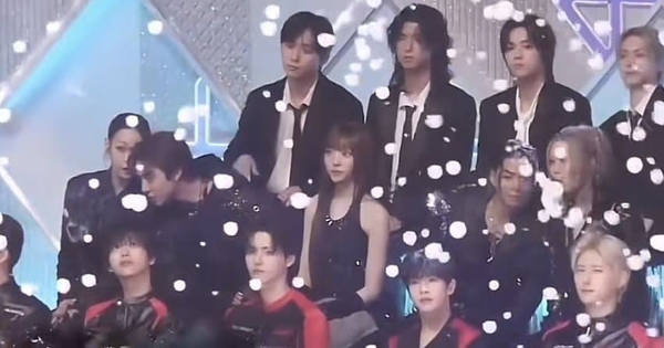 Mỹ nhân "số đỏ" nhất Hàn Quốc bị cô lập, nhan sắc rực rỡ là quân bài giúp nhóm nhạc tài phiệt sống sót