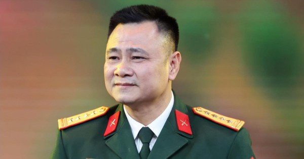 Đại tá quân đội được bổ nhiệm Phó Giám đốc Nhà hát Chèo, làm thần tượng tuổi 50 có đến 8 concert cháy vé