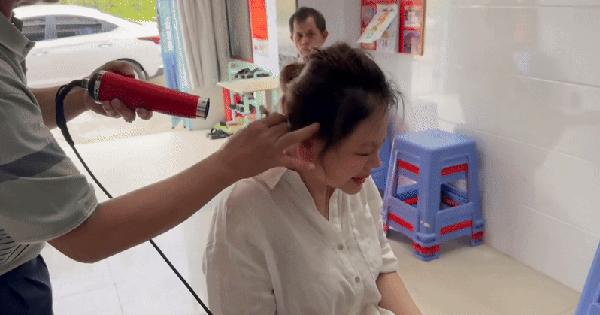 Lê Giang bị teo chân, phải lết vào nhà tắm để khóc