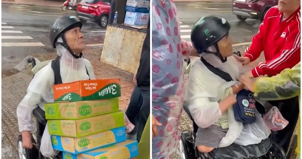 Cụ ông bán vé số cụt tay chân chở thùng mì đi hỗ trợ dân vùng lũ, năn nỉ 1 điều khiến tất cả cay mắt